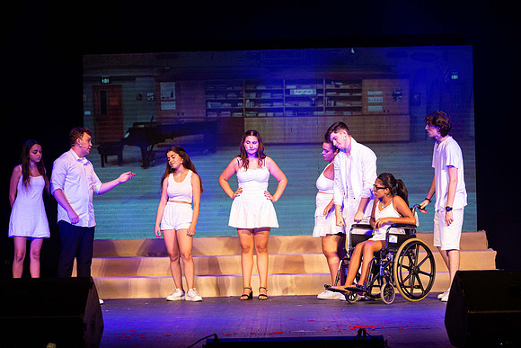 TF_LR-Glee-290621-0126